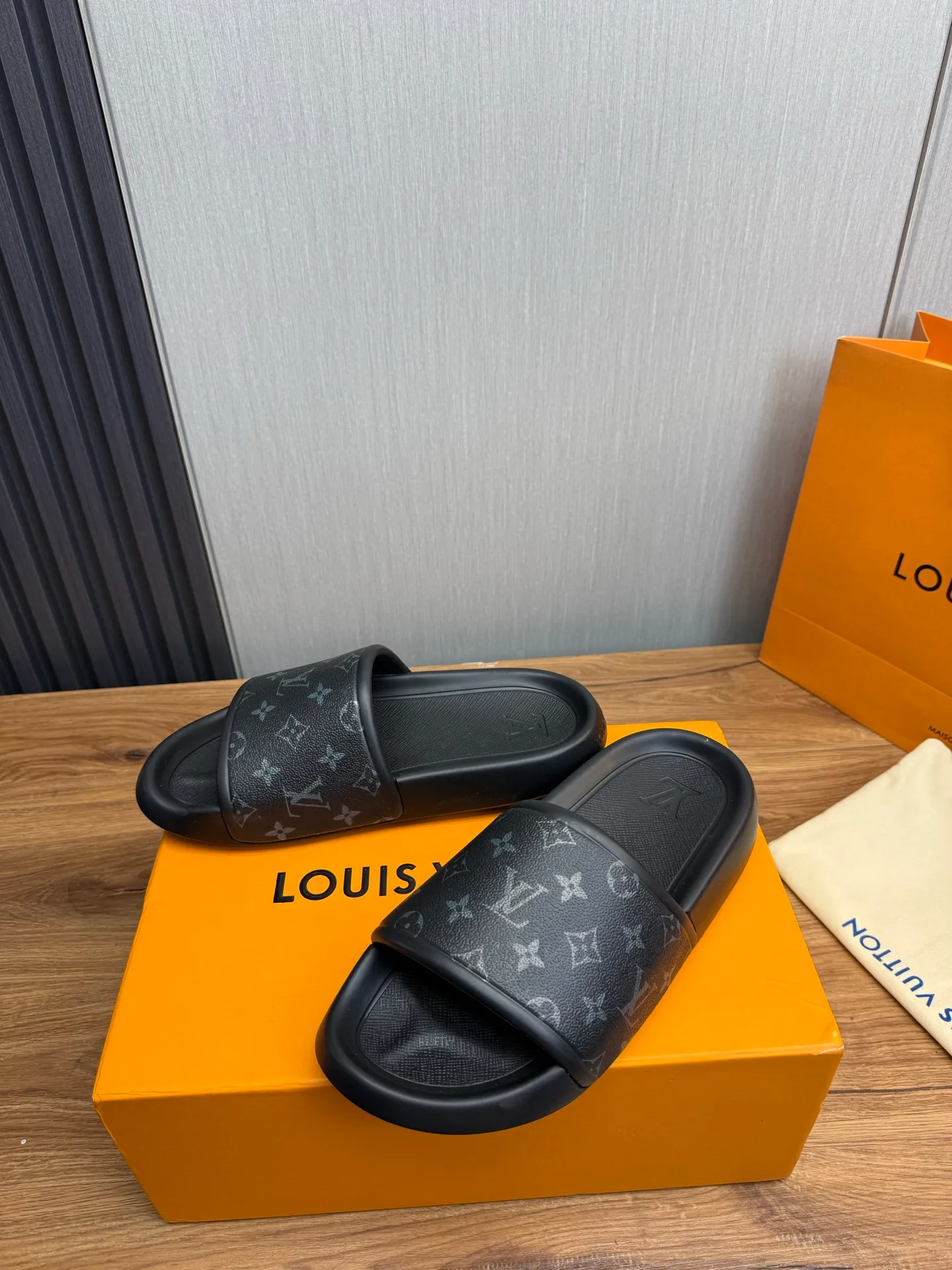 Men's shoes 💰280💰 ▪️LV's popular Little Red Book popular slippers hot sale: 1 shipment✅ Super textured and comfortable slippers, original TPU outsole. Authentic counter box drawer box packaging 🎁Size 38-45